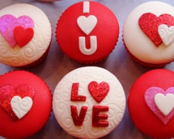 LOVE- CUP CAKE